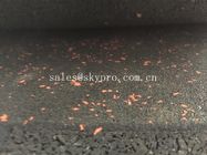 I lastricatori di gomma multicolori lisciano la superficie impressa, pavimentazione di gomma delle mattonelle della briciola