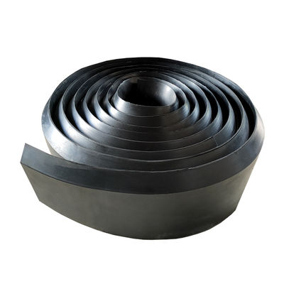 Battiscopa in gomma neoprene con durezza 70 Shore A, allungamento a rottura del 300% e resistenza alla trazione di 2,5 ~ 6,0 MPa