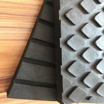 Tappetino per box cavalli in gomma per impieghi gravosi a doppia faccia da 8 mm di spessore con motivo esagonale quadrato